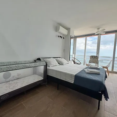 Mediterranean Dream Seafront & Parking *